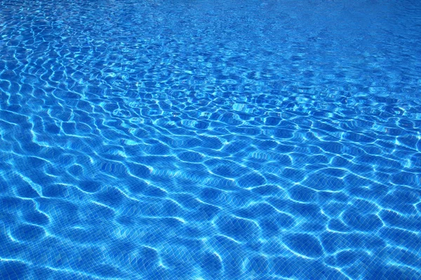 Azulejos azules piscina agua reflexión textura —  Fotos de Stock