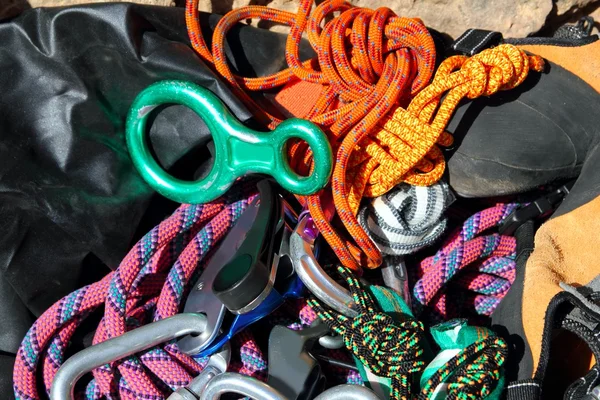 Équipement d'escalade manilles harnais cordes — Photo