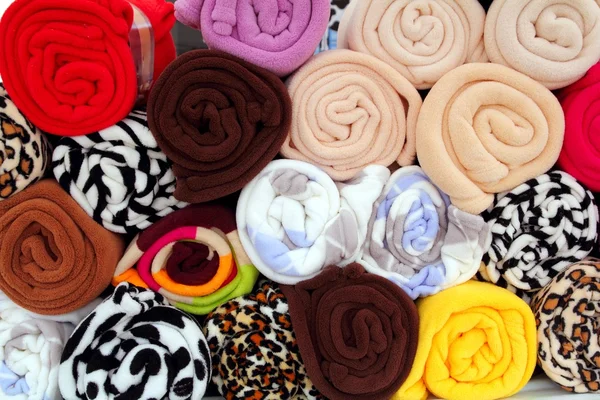 Loja de toalhas coloridas empilhadas em fileiras enroladas — Fotografia de Stock