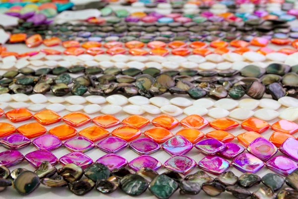 Цветные ювелирные изделия ожерелье ряды розовый оранжевый — стоковое фото