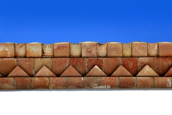 Bakstenen dak dakranden mediterrane architectuur detail — Stockfoto