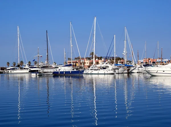 Boten in blauwe marina Middellandse Zee denia — Stockfoto