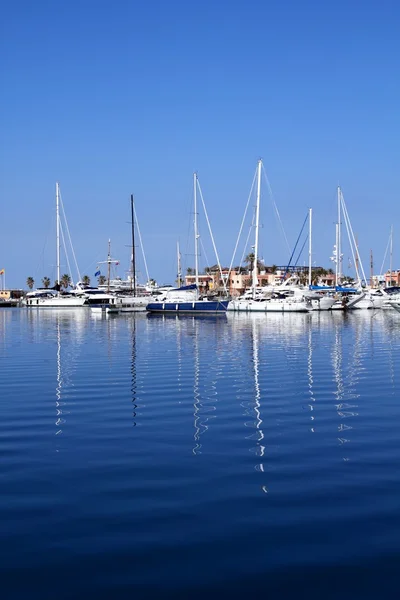 Barche in blu marina Mar Mediterraneo Denia — Foto Stock