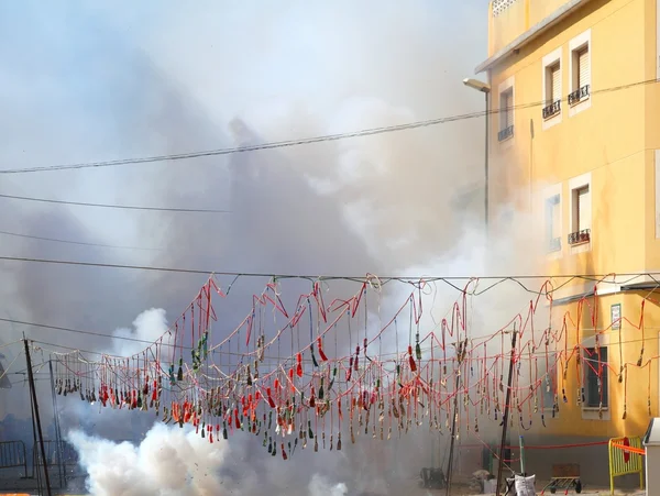 Fogos de artifício fogos de artifício explodindo na rua fumaça — Fotografia de Stock