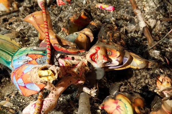 Fallas clown figuur helft verbrand na crema in valencia — Stockfoto