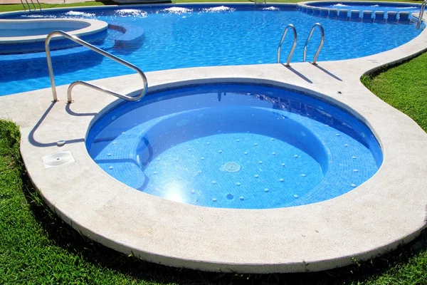 Blue jet spa piscine dans le jardin d'herbe verte — Photo