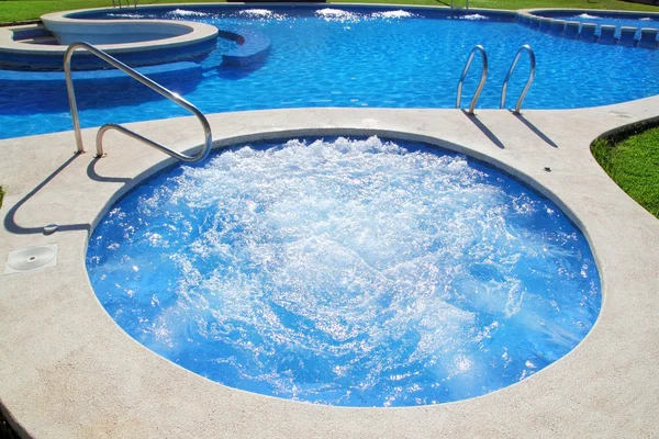 Modré jet bazén v zahradě zelené trávy — Stock fotografie