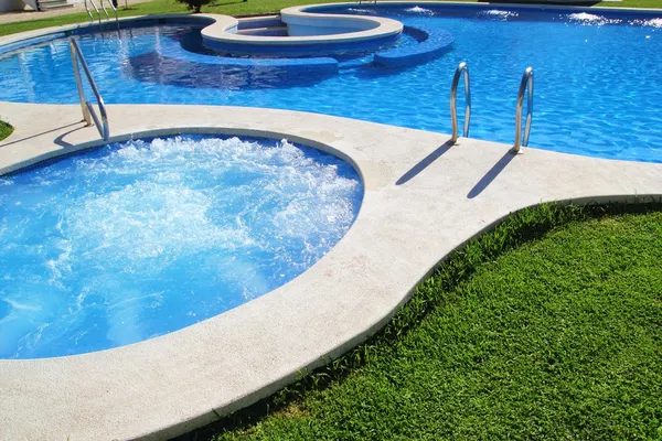 Modré jet bazén v zahradě zelené trávy — Stock fotografie