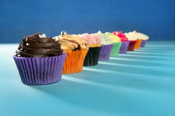 Cupcakes crema colorata disposizione muffin — Foto Stock