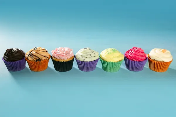 Cakejes kleurrijke crème muffin regeling — Stockfoto