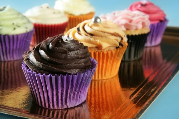 Cupcakes färgglada kräm muffin arrangemang — Stockfoto