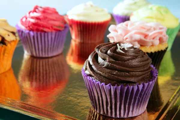 Cupcakes crema colorata disposizione muffin — Foto Stock
