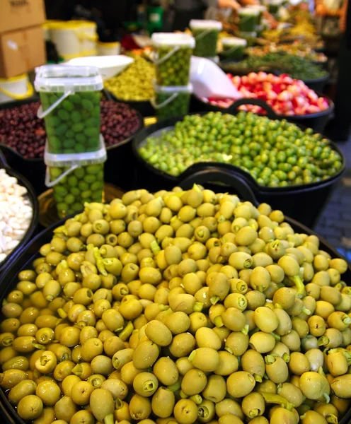 Olivy a okurky textura potravin tržní perspektiva — Stock fotografie