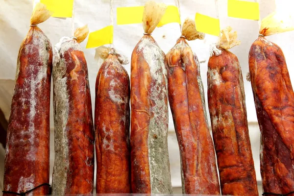 Chorizo salsicha chouriço fileiras de alimentos Espanha produtos — Fotografia de Stock