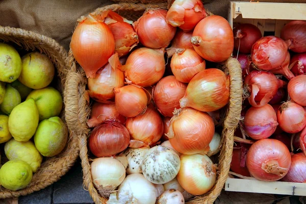 Mercado de frutas e legumes loja de cebola e cesta de limão — Fotografia de Stock
