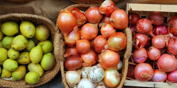 果物や野菜市場店玉ねぎとレモンのバスケット — ストック写真