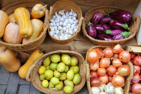 Patlıcan sarımsak soğan limon meyve ve sebze pazarı — Stockfoto