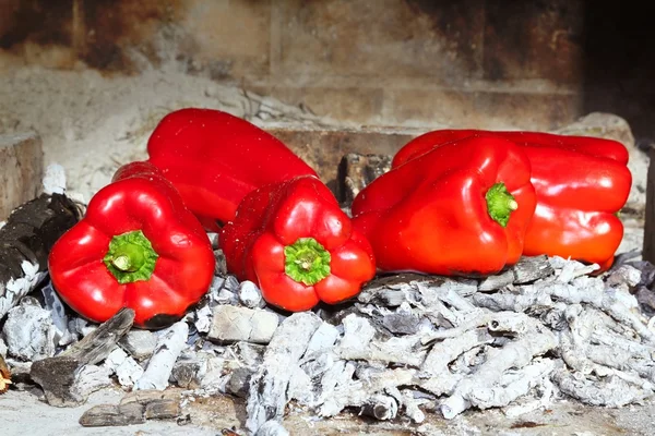 Pimentas vermelhas grelhadas brasa fogo — Fotografia de Stock