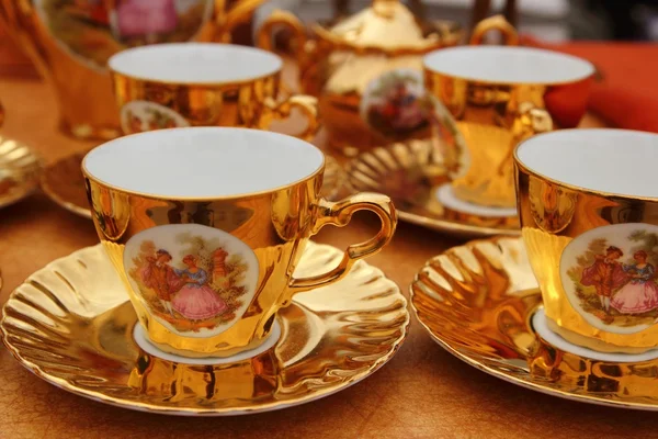 Oude gouden porseleinen kopjes koffie of thee — Stockfoto