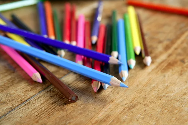 彩色铅笔安排休闲木制办公桌上 — 图库照片