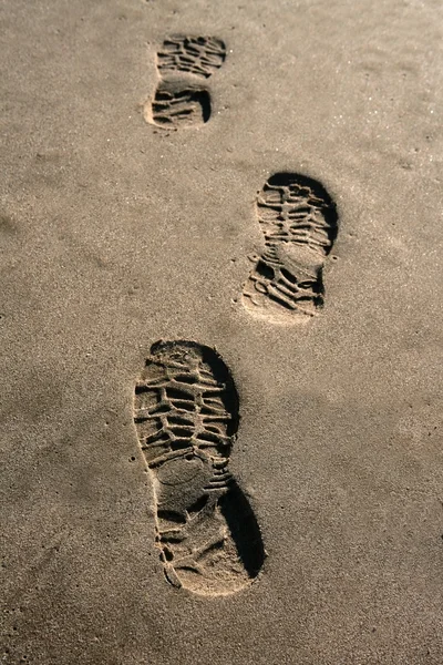 Ayak izi ayakkabı kahverengi plaj kum doku yazdırma — Stok fotoğraf