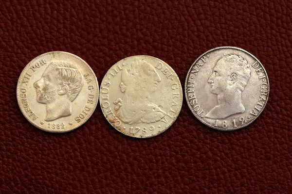 П'ять песет Іспанії старі монети Alfonso Xii Carlos Iii — стокове фото