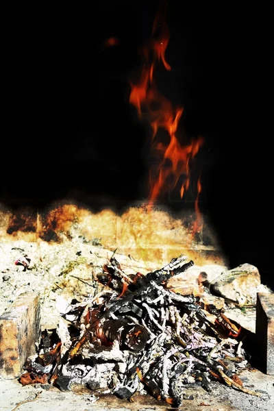 Ембер вогонь на чорній стіні — стокове фото