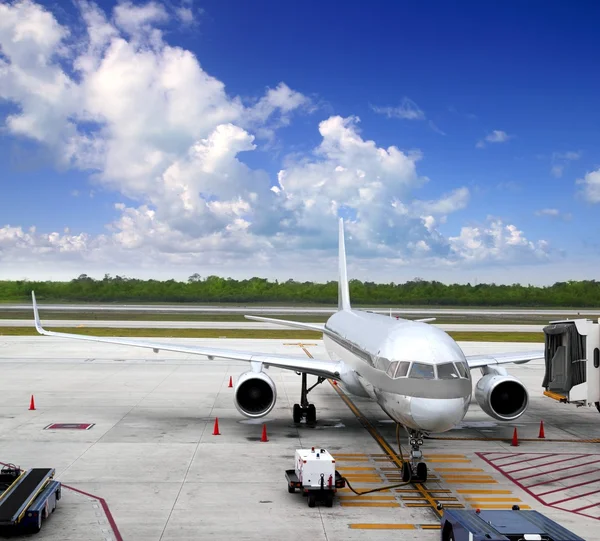Vliegtuigen vliegtuig vliegtuig landde op luchthaven blauwe hemel — Stockfoto