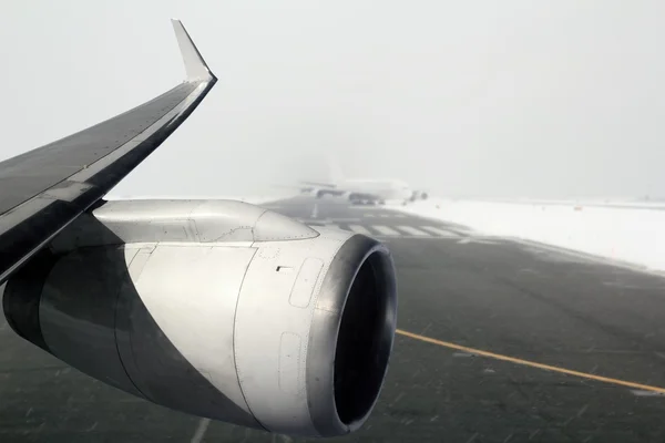 Samolot skrzydło samolotu turbiny lądowania w zima śnieg — Zdjęcie stockowe