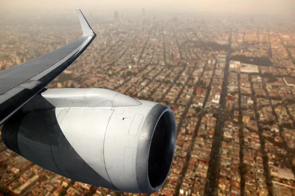 Airplane wing aircraft turbine flying Mexico DF — Stock Photo, Image