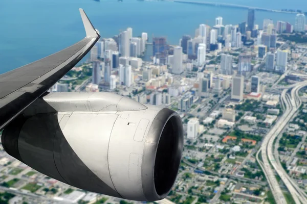 Авиационная турбина крыла самолета, летящая на Майами — стоковое фото