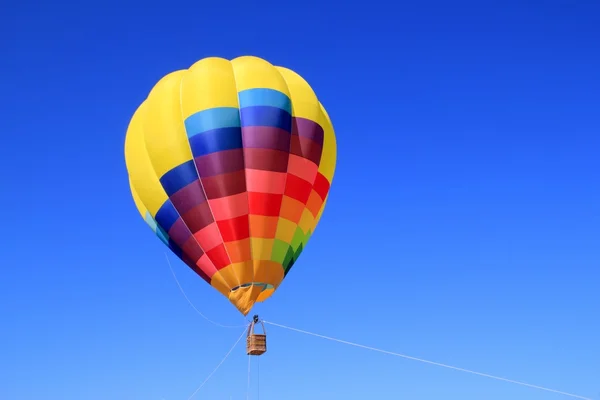 Balão cores vivas coloridas no céu azul — Fotografia de Stock