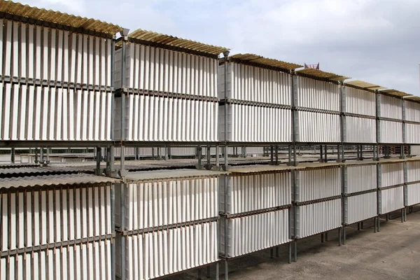 Gipskartonplatten industrielle Produktion Trocknung im Freien — Stockfoto
