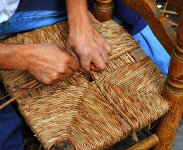 Enea hagyományos Spanyolország reed szék handcraft dolgozik, a férfi keze — Stock Fotó