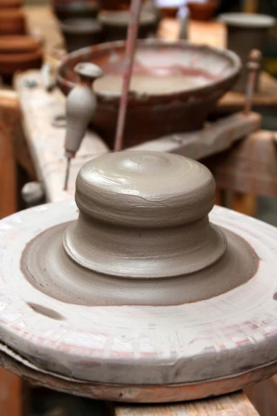 Глиняний керамічний посуд гончарне колесо кераміка ручної роботи — стокове фото