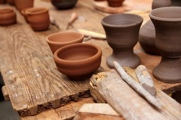 Artesanía de alfarería de arcilla en mesa vintage — Foto de Stock