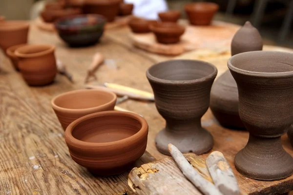 Klei aardewerk potter handcrafts op vintage tafel — Stockfoto
