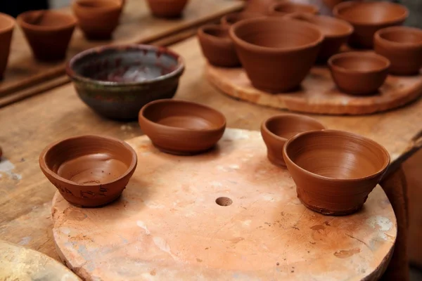 Глиняний гончарний гончарні вироби на старовинному столі — стокове фото