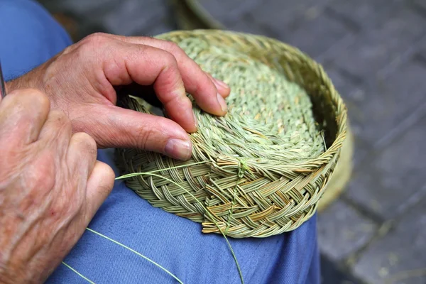 Artesano de costura cesta esparto hierba tejedor — Foto de Stock