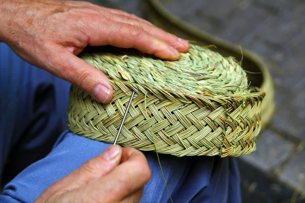 Craftsman costura cesta esparto tecelão grama — Fotografia de Stock