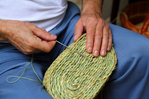 Artigiano cucito cestino esparto erba tessitore — Foto Stock