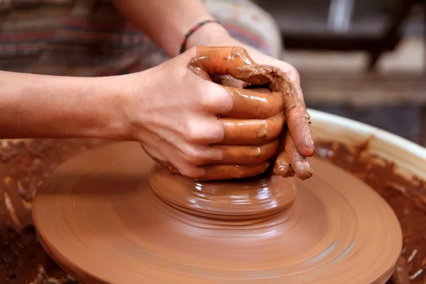 Gliny Pottera ręce zbliżenie pracy koła rzemiosła — Zdjęcie stockowe