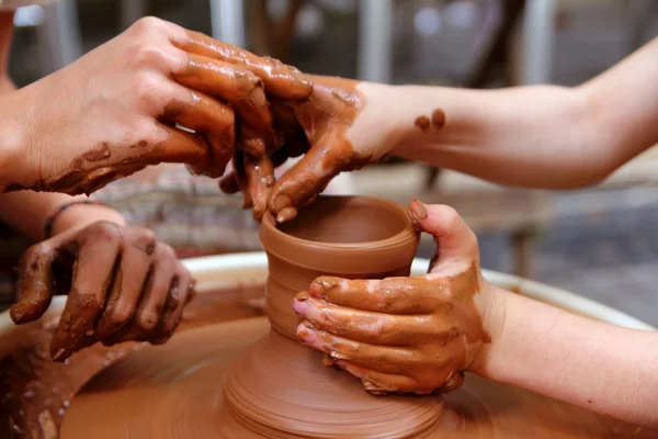 Clay vasaio mani ruota ceramica laboratorio di lavoro insegnante — Foto Stock