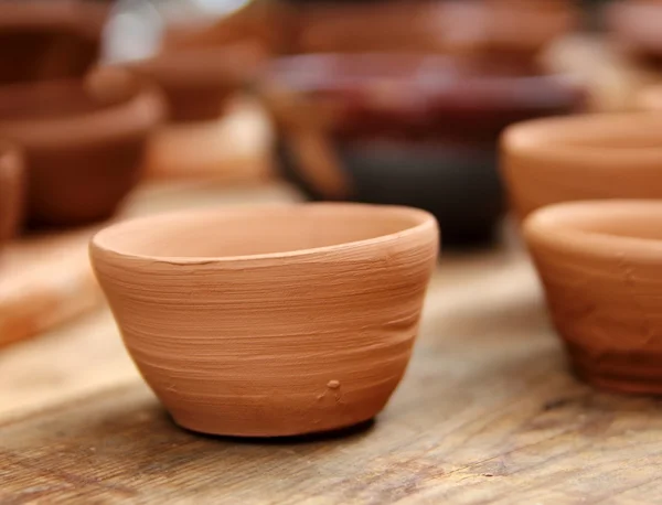 Artesanía de arcilla estudio de cerámica mesa de madera tradicional —  Fotos de Stock