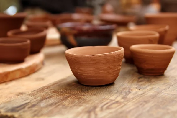 Artesanato de barro mesa de madeira estúdio de cerâmica tradicional — Fotografia de Stock