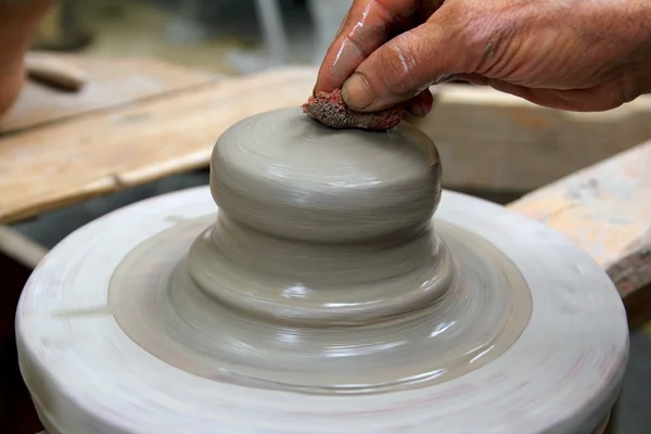 陶器粘土ホイールに取り組んで男陶工手 — ストック写真