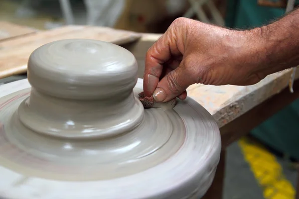 Руки гончара работают на глиняном колесе — стоковое фото