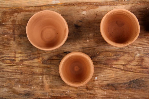 粘土工芸陶器スタジオ木製テーブルの伝統的です — ストック写真