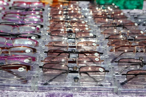 Lunettes pour vue rapprochée en rangées de nombreuses lunettes — Photo