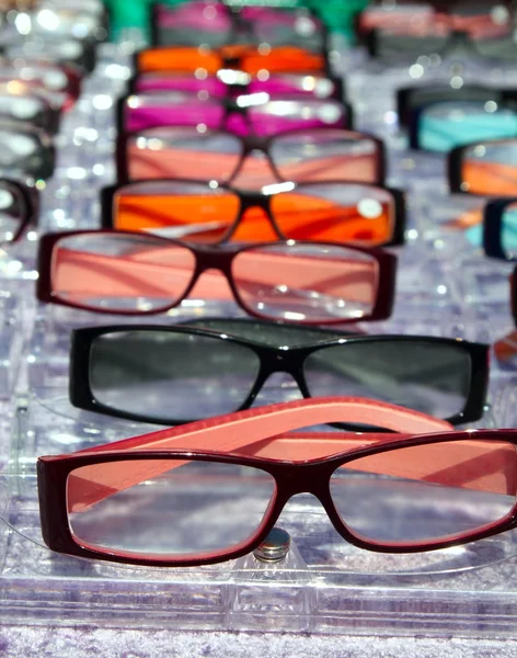 Óculos para ver de perto em fileiras muitos óculos de olho — Fotografia de Stock